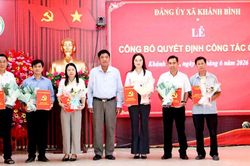 Đảng ủy x&atilde; Kh&aacute;nh B&igrave;nh trao quyết định c&ocirc;ng t&aacute;c c&aacute;n bộ