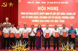 Bắc Ninh: Xã Tân Dĩnh công bố các nghị quyết, quyết định về sắp xếp, tổ chức lại thôn