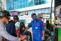 Gi&aacute; xăng dầu h&ocirc;m nay 30/6: Gi&aacute; dầu th&ocirc; dao động quanh 70 USD/th&ugrave;ng