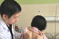 Bệnh viện Đà Nẵng tầm soát miễn phí vẹo cột sống cho trẻ em