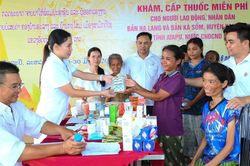 Khám bệnh, cấp thuốc miễn phí cho 300 lượt người lao động và nhân dân tại Lào
