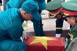 Truy điệu, an t&aacute;ng h&agrave;i cốt liệt sĩ được ph&aacute;t hiện tại x&atilde; SR&oacute;
