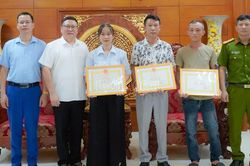 Mậu A: Khen thưởng đột xuất 3 c&ocirc;ng d&acirc;n dũng cảm cứu người đuối nước giữa đ&ecirc;m khuya