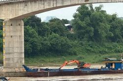 Tạm dừng cầu phao để trục vớt 2 t&agrave;u ch&igrave;m tr&ecirc;n s&ocirc;ng L&ocirc;