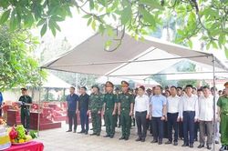 Lấy mẫu h&agrave;i cốt liệt sĩ tại Nghĩa trang liệt sĩ x&atilde; Y&ecirc;n Lập
