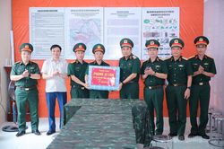 Thượng tướng Ph&ugrave;ng Sĩ Tấn kiểm tra c&ocirc;ng t&aacute;c r&agrave; ph&aacute; bom m&igrave;n, t&igrave;m kiếm h&agrave;i cốt liệt sĩ tại Tuy&ecirc;n Quang