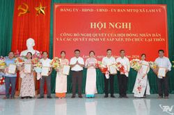 X&atilde; Lam Vỹ c&ocirc;ng bố Nghị quyết sắp xếp, tổ chức lại th&ocirc;n, x&oacute;m