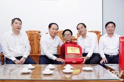 Phó Thủ tướng Chính phủ Lê Tiến Châu thăm, tặng quà gia đình chính sách tại Thái Nguyên