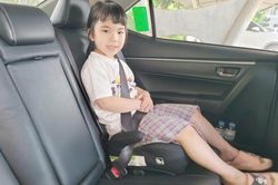Từ 15/8, ô tô chở trẻ em không có ghế an toàn, tài xế bị xử phạt thế nào?