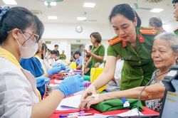 Xúc động hình ảnh công an lấy mẫu ADN thân nhân để tìm liệt sĩ chưa xác định thông tin