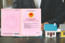 Bất động sản 30/6: Mua nhà nhưng sổ hồng chỉ có quyền sử dụng đất, phải làm gì?