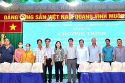 TP.HCM: Xã Củ Chi trao 50 phần quà tri ân gia đình chính sách có hoàn cảnh khó khăn