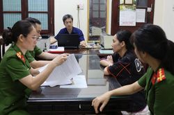 Đột kích 'thủ phủ' sản xuất, phân phối sữa tắm, dầu gội giả quy mô lớn