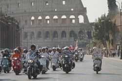 Hàng nghìn xe Vespa diễu hành kỷ niệm 80 năm tại Rome