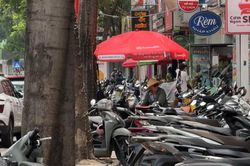 Phố Nguyễn Văn Lộc: Sôi động hay lộn xộn?