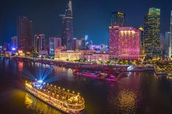Thành phố rạng rỡ tên vàng
