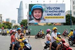 Mũ bảo hiểm cho trẻ em: Khi sự vô tâm chạm đến ranh giới của nhân quyền