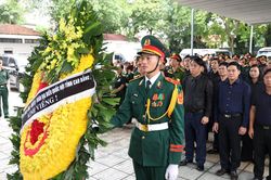 Đo&agrave;n đại biểu tỉnh viếng Anh h&ugrave;ng Lực lượng vũ trang nh&acirc;n d&acirc;n La Văn Cầu
