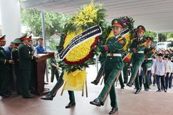 Nghi&ecirc;ng m&igrave;nh tiễn biệt Anh h&ugrave;ng Lực lượng vũ trang nh&acirc;n d&acirc;n La Văn Cầu