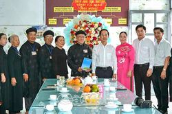 L&atilde;nh đạo tỉnh C&agrave; Mau thăm, ch&uacute;c mừng Đại lễ Khai đạo Phật gi&aacute;o H&ograve;a Hảo