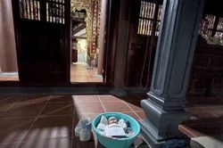 Bé trai 2 tháng tuổi bị bỏ trước cổng chùa kèm mảnh giấy đặc biệt