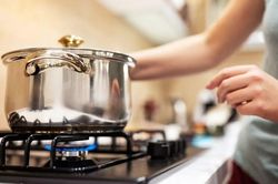 Đừng đặt ngay nồi vừa rửa lên bếp gas: Thói quen tưởng vô hại nhưng có thể làm giảm tuổi thọ nồi