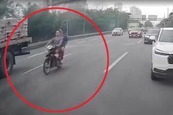 Hai người đi xe máy không đội mũ bảo hiểm lao vào đuôi xe tải trên cao tốc