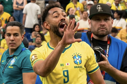 Sao Brazil vừa khiêu khích lại đổi thái độ, động viên cầu thủ Nhật Bản