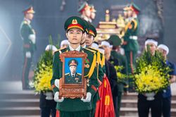 Xúc động hình ảnh đồng đội, người dân tiễn biệt Anh hùng La Văn Cầu