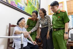 Đến tận nh&agrave; lấy mẫu ADN, C&ocirc;ng an H&agrave; Nội thắp hy vọng cho mẹ liệt sĩ 100 tuổi