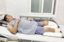 Lặng người nhìn khoảng trống dưới đầu gối, người cha dằn vặt vì làm khổ vợ con