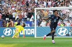 Đề xuất đổi cách tung đồng xu trước loạt luân lưu của FIFA bị bác bỏ