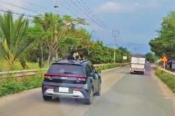 Để 3 trẻ nhỏ thò đầu ra cửa sổ ô tô, người phụ nữ ở Đắk Lắk bị phạt