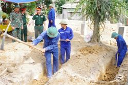 Đ&agrave;o m&oacute;ng nh&agrave;, ph&aacute;t hiện h&agrave;i cốt liệt sĩ c&ugrave;ng c&uacute;c &aacute;o, vỏ đạn AK