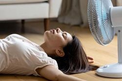 Dùng quạt sai cách trong ngày nắng nóng có thể gây hại sức khỏe: 5 lỗi nhiều gia đình đang mắc phải