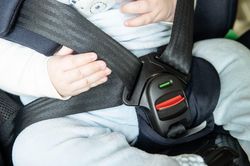 Từ 15/8, quên điều này cha mẹ có thể bị phạt nếu để trẻ em ngồi vị trí cấm trên ô tô