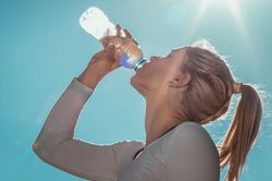 7 lợi &iacute;ch của việc uống đủ nước mỗi ng&agrave;y: Điều số 5 khiến nhiều người bất ngờ