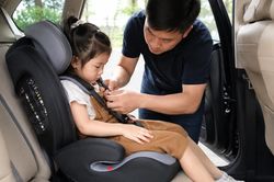 Từ 15/8, t&agrave;i xế chở trẻ em tr&ecirc;n &ocirc; t&ocirc; cần lưu &yacute; quy định mới n&agrave;y