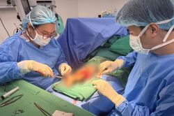 Lóc da sau tai nạn giao thông, cô gái trải qua 4 lần phẫu thuật ghép da