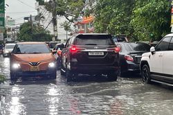 Hải Phòng: Mưa lớn xuyên đêm gây ngập sâu nhiều tuyến phố