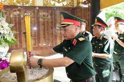 Tổng cục Ch&iacute;nh trị động vi&ecirc;n lực lượng t&igrave;m kiếm, quy tập h&agrave;i cốt liệt sĩ tại CV L&ecirc; Thị Ri&ecirc;ng