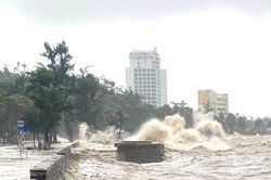 Áp thấp nhiệt đới vào Biển Đông ngày mai, có khả năng mạnh lên thành bão
