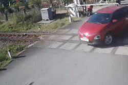 CSGT 't&uacute;y c&ograve;i' t&agrave;i xế &ocirc; t&ocirc; vượt g&aacute;c chắn đường sắt khi t&agrave;u sắp đến ở Huế