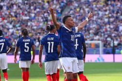 Đánh bại Thụy Điển, Mbappe đưa Pháp vào vòng trong