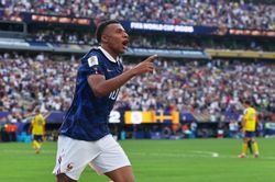 Mbappe san bằng thành tích với Messi