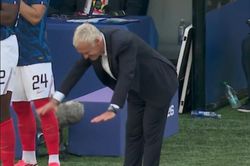 Khoảnh khắc Deschamps cúi đầu trước Mbappe gây bão mạng
