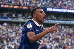 H&atilde;y gọi Mbappe l&agrave; 'Mr. World Cup'