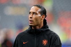 Van Dijk, Koeman bị tố 'phản bội bóng đá Hà Lan'