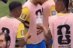 Endrick 'trộm' kẹo của HLV Ancelotti, chia cho Neymar g&acirc;y cười