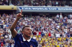 Mbappe phi thường, nhưng tuyển Pháp còn hơn thế